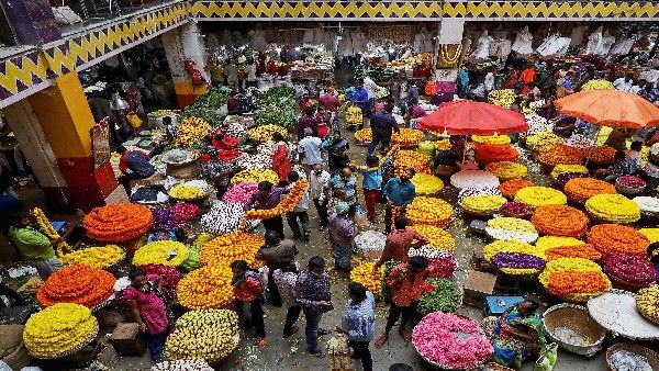 ವರಮಹಾಲಕ್ಷ್ಮೀ ಹಬ್ಬ; ಬೆಲೆ ಏರಿಕೆಯಿಂದ ಜನರ ಜೇಬಿಗೆ ದೊಡ್ಡ ಕತ್ತರಿ