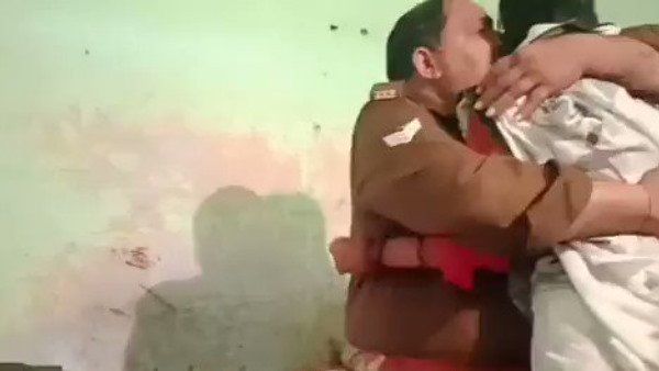 ವಿವಾಹಿತೆಯ ಜೊತೆ ಪೊಲೀಸಪ್ಪನ ಚಕ್ಕಂದ; ವಿಡಿಯೋ ಮೂಲಕ ಯುವಕರಿಂದ ಬ್ಲ್ಯಾಕ್‌ಮೇಲ್