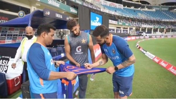 ಪಾಕಿಸ್ತಾನದ ಹ್ಯಾರಿಸ್ ರೌಫ್‌ಗೆ ಸಹಿ ಮಾಡಿದ ಟೀಂ ಇಂಡಿಯಾದ ಜೆರ್ಸಿ ನೀಡಿದ ವಿರಾಟ್ ಕೊಹ್ಲಿ