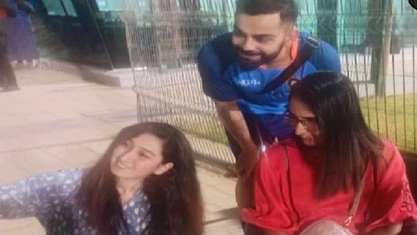 ವಿರಾಟ್ ಕೊಹ್ಲಿಯನ್ನು ಭೇಟಿ ಮಾಡಿ ಸಂಭ್ರಮಿಸಿದ ಪಾಕಿಸ್ತಾನದ ಅಭಿಮಾನಿಗಳು