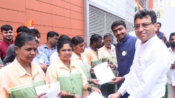 ರಾಷ್ಟ್ರಧ್ವಜ ಮಾರಾಟ ವಾಹನಕ್ಕೆ ಬಿಬಿಎಂಪಿ ಆಯುಕ್ತ ತುಷಾರ್ ಗಿರಿನಾಥ್ ಚಾಲನೆ