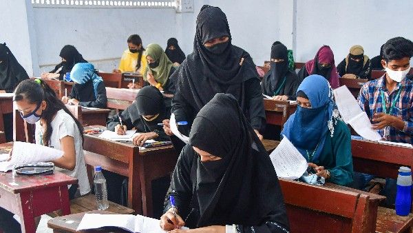 ಹಿಜಾಬ್ ಧರಿಸಿದರೆ ಶಿಸ್ತು ಉಲ್ಲಂಘನೆಯಾಗುವುದು ಹೇಗೆ; ಸುಪ್ರೀಂ ಹೇಳಿದ್ದೇನು?