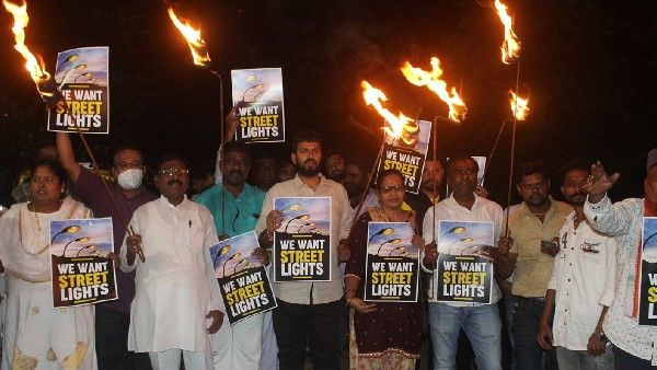 ಹುಬ್ಬಳ್ಳಿಯ ಕಿಮ್ಸ್ ಆವರಣದಲ್ಲಿ ವಿದ್ಯುತ್‌ ದೀಪಗಳ ಕೊರತೆ; ಜನಪ್ರತಿನಿಧಿಗಳ ವಿರುದ್ಧ ಜನಾಕ್ರೋಶ