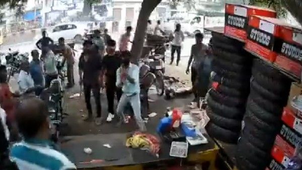 ಆಗ್ರಾದಲ್ಲಿ ಹಗಲು ಹೊತ್ತಿನಲ್ಲಿ ದುಷ್ಕರ್ಮಿಗಳ ಅಟ್ಟಹಾಸ: ವ್ಯಾಪಾರಿಯ ಮೇಲೆ ಗುಂಡಿನ ದಾಳಿ