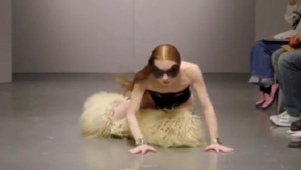 'ಫಾಲ್ ಫ್ಯಾಶನ್': ಇದು ನಡಿಗೆ ಫ್ಯಾಶನ್ ಶೋ ಅಲ್ಲ ಬೀಳುವ ಫ್ಯಾಶನ್ ಶೋ..