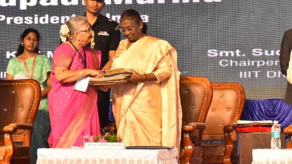 ರಾಷ್ಟ್ರಪತಿ ದ್ರೌಪದಿ ಮುರ್ಮುಗೆ ಸುಧಾ ಮೂರ್ತಿ ನೀಡಿದ ಉಡುಗೊರೆ ಏನು?
