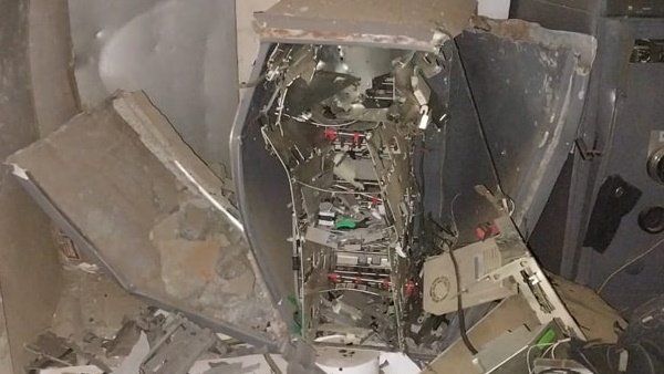 ವಿಡಿಯೋ: ಕ್ಯಾಮೆರಾಕ್ಕೆ ಕಪ್ಪು ಸ್ಪ್ರೇ ಮಾಡಿ, ಎಟಿಎಂ ಸ್ಫೋಟಿಸಿ 11 ಲಕ್ಷದೊಂದಿಗೆ ಪರಾರಿ