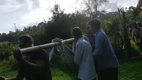 ಚಿಕ್ಕಮಗಳೂರು; ರಸ್ತೆಯಿಲ್ಲದೆ ನರಕಯಾತನೆ; ವೃದ್ಧೆಯನ್ನು ಜೋಳಿಗೆಯಲ್ಲಿ ಆಸ್ಪತ್ರೆಗೆ ಸಾಗಣೆ