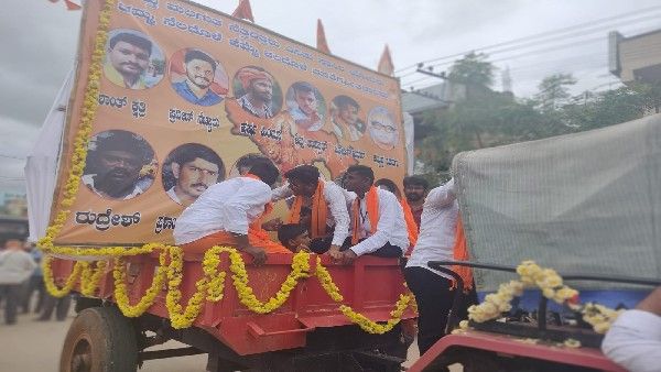 ಗಣೇಶೋತ್ಸವ ಶೋಭಾಯಾತ್ರೆ: ಹತ್ಯೆಯಾದ ಹಿಂದೂ ಕಾರ್ಯಕರ್ತರ ಭಾವಚಿತ್ರ ಮೆರವಣಿಗೆ