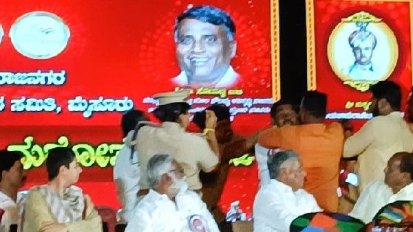 ಚಾಮರಾಜನಗರ ದಸರಾ ಉದ್ಘಾಟನೆ ವೇಳೆ ಕಪ್ಪು ಬಾವುಟ ಪ್ರದರ್ಶನ, ಸಚಿವರು ಕೆಂಡಾಮಂಡಲ