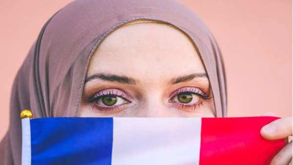 ಇಸ್ಲಾಮಿಕ್ ಕ್ರಾಂತಿಗೆ ನಾಂದಿ ಹಾಡಿದ ದೇಶ ಇರಾನ್‌ನಲ್ಲಿ ಹಿಜಾಬ್‌ ವಿರೋಧಿಸಿದ ಮಹಿಳೆಯರು