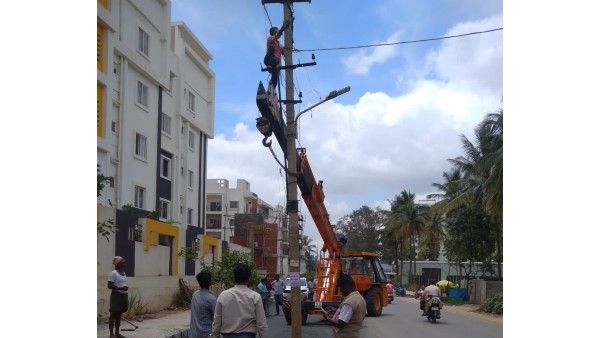 ಬೆಂಗಳೂರು: ನಡುರಸ್ತೆಯಲ್ಲಿ ವಿದ್ಯುತ್ ಕಂಬ ತೆರವು, ನಿವಾಸಿಗಳು ನಿರಾತಂಕ
