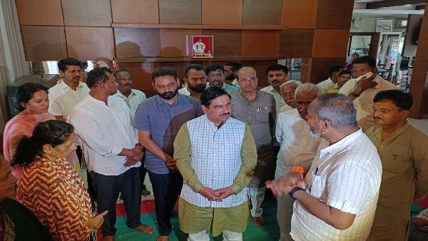 ಉಮೇಶ್ ಕತ್ತಿ ಕುಟುಂಬಕ್ಕೆ ಸಾಂತ್ವನ ಹೇಳಿದ ಪ್ರಹ್ಲಾದ್ ಜೋಶಿ