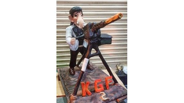 ಗಣಪತಿ ಕೈಯಲ್ಲಿ ಕೆಜಿಎಫ್‌ ರಾಕಿ ಭಾಯ್ ಮೆಷೀನ್ ಗನ್; ಹಿಂಸಾತ್ಮಕ ರೂಪ ಎಂದು ಆಕ್ರೋಶ?