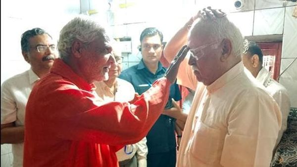 ಕಾಂಗ್ರೆಸ್ ನಾಯಕನ ಆಹ್ವಾನದ ಮೇರೆಗೆ ಛತ್ತೀಸ್‌ಗಢಕ್ಕೆ ಬಂದ ಆರ್‌ಎಸ್‌ಎಸ್ ಮುಖ್ಯಸ್ಥ!