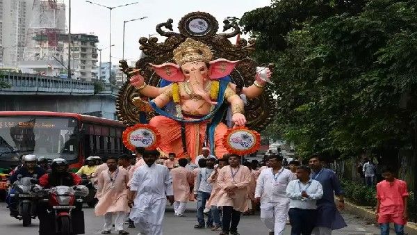 ಶಿವಮೊಗ್ಗದಲ್ಲಿ ರಾಷ್ಟ್ರ ಲಾಂಛನದ ಮೇಲೆ ಹಾರಾಡಿದ ಕೇಸರಿ ಧ್ವಜ ಪೊಲೀಸ್ ವಶ