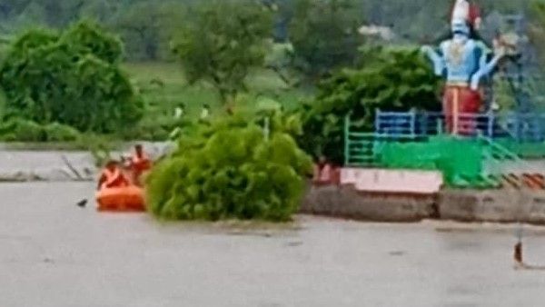 Breaking: ಸಿರುಗುಪ್ಪ: ಪ್ರವಾಹದಲ್ಲಿ ಸಿಲುಕಿದವರನ್ನು ರಕ್ಷಿಸಲು ಹೋದ ಅಗ್ನಿಶಾಮಕ ಬೋಟ್ ಪಲ್ಟಿ