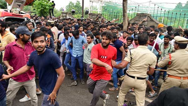 ಹೈದರಾಬಾದ್‌ನಲ್ಲಿ ಭಾರತ-ಆಸ್ಟ್ರೇಲಿಯಾ ಕ್ರಿಕೆಟ್ ಟಿಕೆಟ್ ಖರೀದಿ ವೇಳೆ ಕಾಲ್ತುಳಿತ