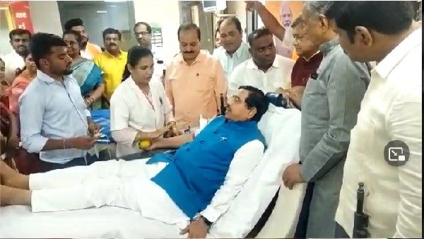 ಪ್ರಧಾನ ಮಂತ್ರಿ ಜನ್ಮದಿನ; ರಕ್ತದಾನ ಮಾಡಿದ ಕೇಂದ್ರ ಸಚಿವ ಪ್ರಲ್ಹಾದ್ ಜೋಶಿ