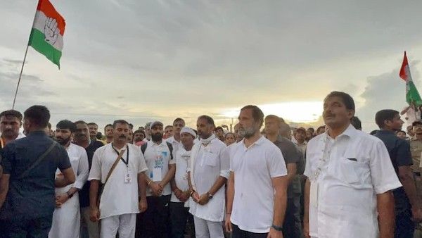 ಭಾರತ್ ಜೋಡೋ ಯಾತ್ರೆಯಲ್ಲಿ ಮುಲಾಯಂ ಸಿಂಗ್ ಯಾದವ್‌ಗೆ ರಸ್ತೆಯಲ್ಲೇ ನಿಂತು ಗೌರವ