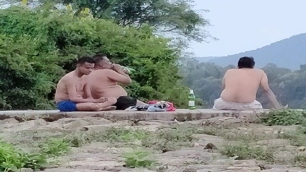 ಬಂಡೀಪುರದ ನಿರ್ಬಂಧಿತ ಪ್ರದೇಶದಲ್ಲಿ ಕುಡಿದು ಮೋಜು ಮಸ್ತಿ; ಫೋಟೋ ವೈರಲ್‌