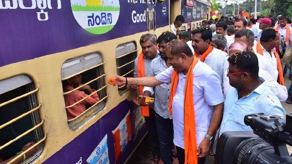 ಟಿಪ್ಪು ಎಕ್ಸ್‌ಪ್ರೆಸ್ ರೈಲಿಗೆ ಒಡೆಯರ್ ಹೆಸರು ನಾಮಕರಣ; ಮಂಡ್ಯದಲ್ಲಿ ಬಿಜೆಪಿ ಸಂಭ್ರಮಾಚರಣೆ