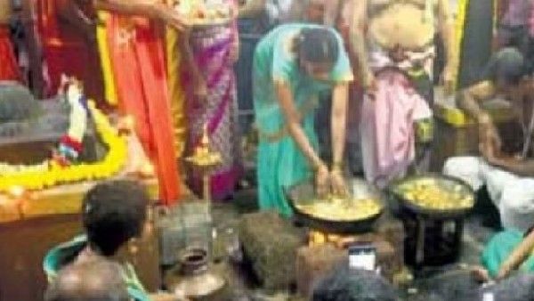 ಎಣ್ಣೆಯಲ್ಲಿ ಕೈ ಅದ್ದಿ ಹರಕೆ ಪೂರೈಕೆ: ಕುಮಟಾ ದೇವಸ್ಥಾನದಲ್ಲಿ ವಿಶಿಷ್ಟ ಧಾರ್ಮಿಕ ಆಚರಣೆ