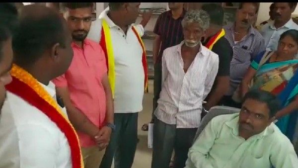 ಬೇಲೂರು; ಆಧಾರ್‌ ಕಾರ್ಡ್‌ ಮಾಡಿಕೊಡಲು ಬೇಕಾಬಿಟ್ಟಿ ಹಣ ವಸೂಲಿ, ಸಾರ್ವಜನಿಕರ ಆಕ್ರೋಶ