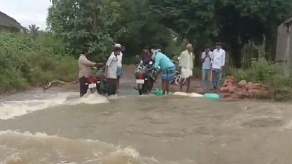ಜಗಳೂರು; ವರ್ಷದಲ್ಲಿ ಮೂರನೇ ಬಾರಿ‌ ಕೋಡಿ ಬಿದ್ದ ಅಣಜಿ ಕೆರೆ, ಮನೆಗಳಿಗೆ ನುಗ್ಗಿದ ನೀರು