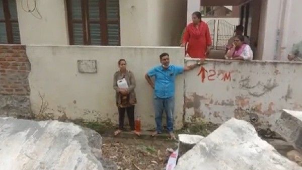 ಬೆಂಗಳೂರಿನಲ್ಲಿ ಮನೆ ತೆರವಿಗೆ ನಿಂತ ಬಿಬಿಎಂಪಿ: ಆತ್ಮಹತ್ಯೆಗೆ ಯತ್ನಿಸಿದ ದಂಪತಿಯ ರಕ್ಷಣೆ