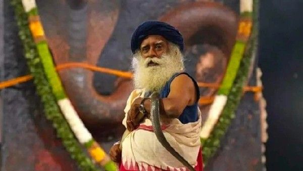 ಕಾರ್ಯಕ್ರಮದಲ್ಲಿ ಜೀವಂತ ಹಾವು ಪ್ರದರ್ಶನ; ಜಗ್ಗಿ ವಾಸುದೇವ್ ವಿರುದ್ಧ ದೂರು