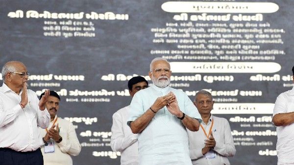 ವಿಡಿಯೋ: ಸೂರತ್‌ನ ಈಜುಕೊಳದಲ್ಲಿ ದಾಂಡಿಯಾ ಆಡುವ ಮೂಲಕ ನವರಾತ್ರಿ ಆಚರಣೆ