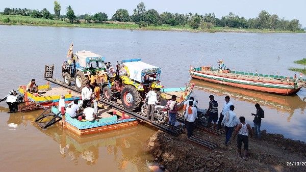 ಜಮಖಂಡಿ: ಕಬ್ಬು ಸಾಗಿಸಲು ಬೋಟ್ ಉಪಯೋಗಿಸುವ ಕಂಕನವಾಡಿ ರೈತರು