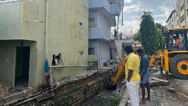 ಬಿಬಿಎಂಪಿ: ರಾಜಕಾಲುವೆ ಮೇಲಿನ ಕಾಂಪೌಂಡ್ ತೆರವು