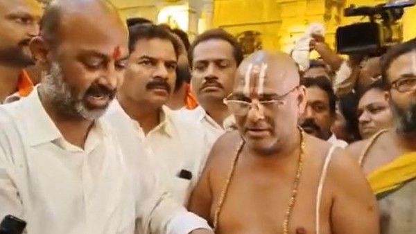 ತೆಲಂಗಾಣ ರಾಜಕೀಯ; ದೇವಾಲಯದಲ್ಲಿ ಬಿಜೆಪಿ ನಾಯಕರ ಪ್ರಮಾಣ!