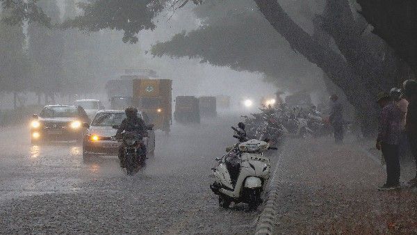Bengaluru Rains : ಬೆಂಗಳೂರಿನಲ್ಲಿ ಸುರಿದ ಧಾರಾಕಾರ ಮಳೆ; ಪ್ರಯಾಣಿಕರ ಪರದಾಟ
