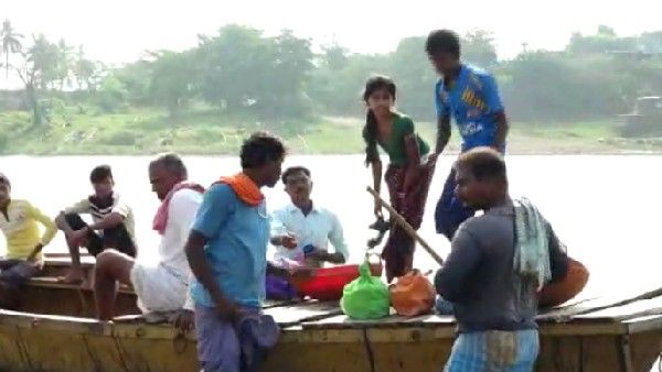 ಅಪಾಯವೆಂದು ಗೊತ್ತಿದ್ರೂ, ದೂರದ ಪಯಣ ತಪ್ಪಿಸಲು ದೋಣಿ ಮೊರೆ ಹೋಗುವ 2 ಗ್ರಾಮದ ಜನರು