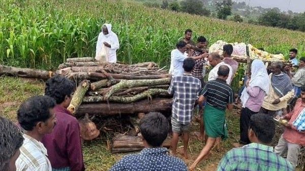 ಹನೂರು: ಶವ ಹೂಳಲು ಸ್ಮಶಾನವಿಲ್ಲದೆ ಜಮೀನು ಮಾಲೀಕರಿಗೆ ಅಂಗಲಾಚಿದ ಕುಟುಂಬ