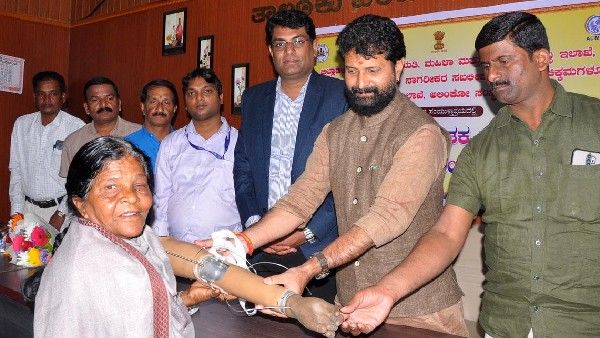 ಚಿಕ್ಕಮಗಳೂರಿನಲ್ಲಿ ವಿಕಲಚೇತನರಿಗೆ ಕೃತಕ ಕೈ-ಕಾಲು ವಿತರಣೆ