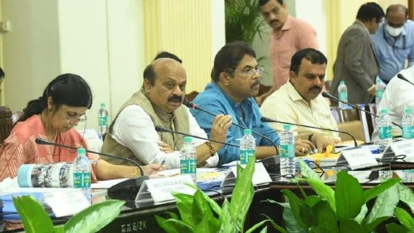 ಆಳುವುದು ಬೇರೆ, ಆಡಳಿತ ಬೇರೆ: ಜಿಲ್ಲಾಧಿಕಾರಿಗಳಿಗೆ ಸಿಎಂ ಬೊಮ್ಮಾಯಿ ಪಾಠ