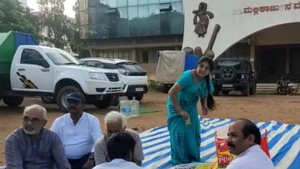 ಧಾರವಾಡ: ಗ್ರಹಣದ ವೇಳೆ ಊಟ ಸವಿದು ಜಾಗೃತಿ ಮೂಡಿಸಿದ ಪ್ರಜ್ಞಾವಂತರ ವೇದಿಕೆ