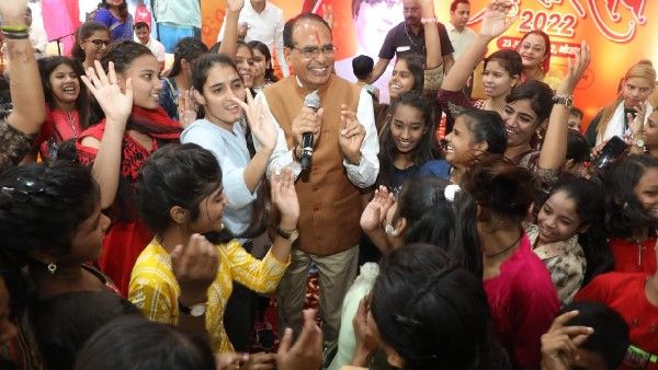 ಮಕ್ಕಳೊಂದಿಗೆ ನೃತ್ಯ ಮಾಡಿ ದೀಪಾವಳಿ ಆಚರಿಸಿದ ಸಿಎಂ ಚೌಹಾಣ್; ವಿಡಿಯೋ ನೋಡಿ