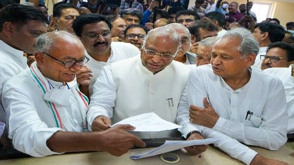 ರಾಜ್ಯಸಭೆ ವಿರೋಧ ಪಕ್ಷದ ನಾಯಕ ಸ್ಥಾನಕ್ಕೆ ಮಲ್ಲಿಕಾರ್ಜುನ ಖರ್ಗೆ ರಾಜೀನಾಮೆ, ಕಾಂಗ್ರೆಸ್‌ ಅಧ್ಯಕ್ಷ ಸ್ಥಾನ ಖಚಿತ ?