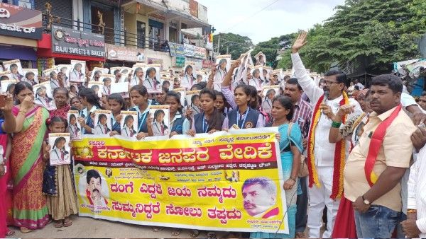 ಅತ್ಯಾಚಾರಿ ಶಿಕ್ಷಕನನ್ನು ಗಲ್ಲಿಗೇರಿಸುವಂತೆ ಆಗ್ರಹಿಸಿ ರಸ್ತೆಗಿಳಿದ ನೂರಾರು ಸ್ಟೂಡೆಂಟ್ಸ್‌