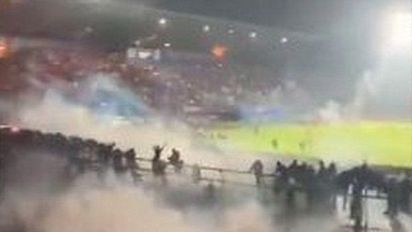 ಇಂಡೋನೇಷಿಯಾ: ಫುಟ್‌ಬಾಲ್ ಪಂದ್ಯದ ಬಳಿಕ ಫ್ಯಾನ್ಸ್ ಕಿತ್ತಾಟ, 129 ಮಂದಿ ಸಾವು