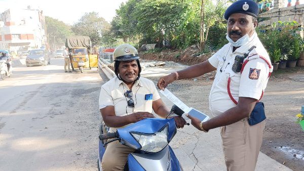 ಬೆಂಗಳೂರಲ್ಲಿ ಹಾಫ್ ಹೆಲ್ಮೆಟ್‌ ಧರಿಸಿದ್ದ ಪೊಲೀಸರಿಗೆ ದಂಡ!