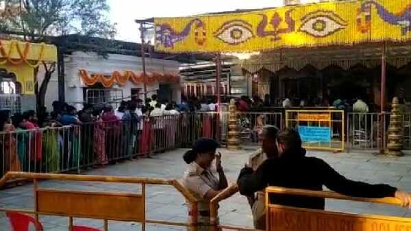 ವಿಐಪಿಗಳಿಗೆ ಹಾಸನಾಂಬೆ ದರ್ಶನ: ಶಾಸಕ ಪ್ರೀತಂ ಗೌಡಗೆ ಭಕ್ತರಿಂದ ತರಾಟೆ