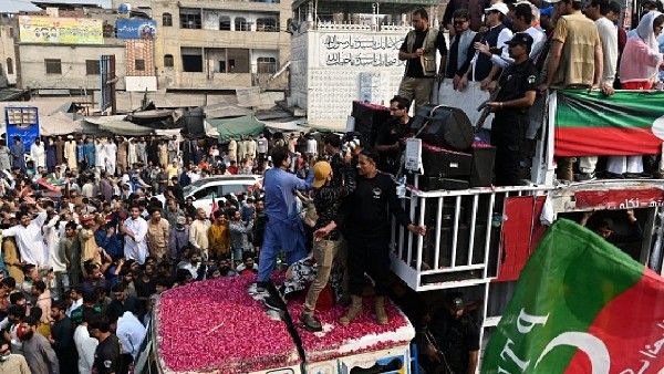 ಇಮ್ರಾನ್ ಖಾನ್ ಪ್ರತಿಭಟನಾ ರ್‍ಯಾಲಿ ಟ್ರಕ್‌ಗೆ ಸಿಲುಕಿ ಪಾಕ್ ಪತ್ರಕರ್ತೆ ಸಾವು