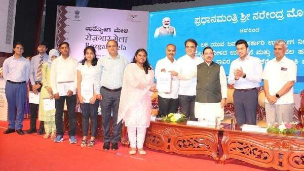 ಬೆಂಗಳೂರು: ರೋಜಗಾರ್ ಯೋಜನೆ ಅಡಿ ನೇಮಕಾತಿ ಪತ್ರ ವಿತರಿಸಿದ ಪ್ರಲ್ಹಾದ್ ಜೋಶಿ