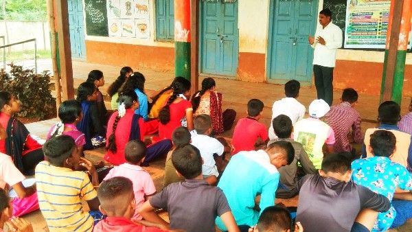 ಪ್ರತಿನಿತ್ಯ ಹತ್ತಾರು ಮಕ್ಕಳಿಗೆ ಉಚಿತ ಶಿಕ್ಷಣ ಕೊಡ್ತಾರೆ ಈ ಹಳ್ಳಿಮೇಷ್ಟು